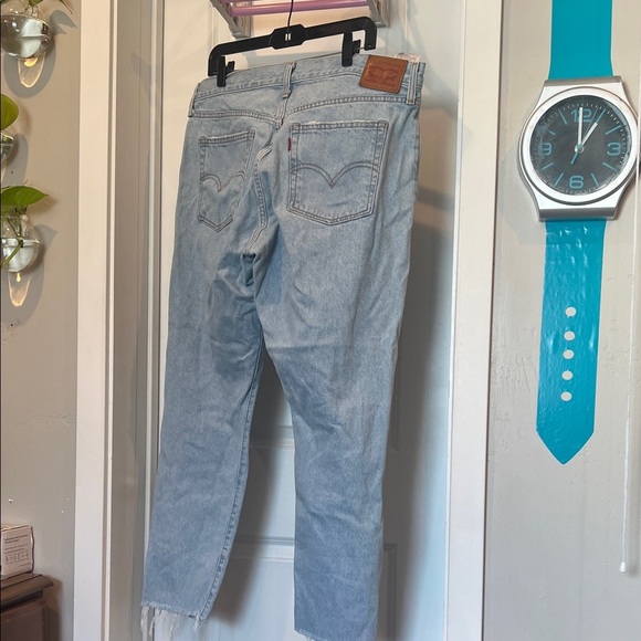 Levi’s Distressed Light Blue Women's Jeans - Picture 6 of 6